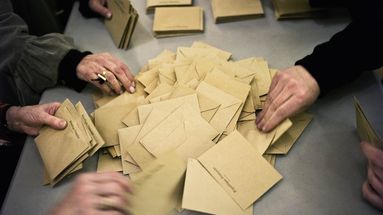 Des personnes procèdent au dépouillement des votes, le 20 mars 2011 dans un bureau de vote de Dijon, au soir du premier tour des élections cantonales. 