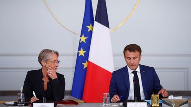Élisabeth Borne et Emmanuel Macron lors de la réunion dédiée au JO de Paris 2024, au palais de l'Élysée, le 19 juillet 2023.