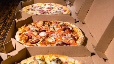 Adieu le carton de pizza et le cornet de frites ? L'Europe veut des emballages sans polluants éternels