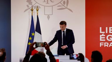 VIDÉO - "Le parti du mensonge" : Emmanuel Macron lance la campagne des européennes contre le RN