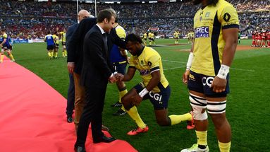 VIDÉO - Quand trois rugbymen fidjiens s'agenouillent devant Emmanuel Macron avant la finale du Top 14