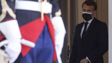Emmanuel Macron sur le perron de l'Élysée le 27 avril 2021