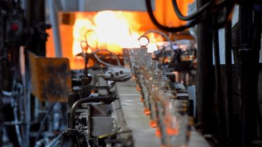 Des verres sont photographiés dans un four sur une chaîne de production dans une usine du fabricant français de verrerie Duralex à La Chapelle-Saint-Mesmin près d'Orléans.