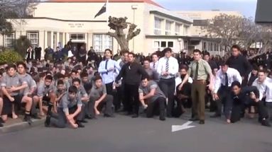 Des lycéens rendent un hommage poignant aux funérailles de leur professeur avec un haka
