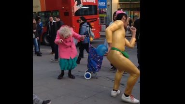 VIDÉO - Une vieille dame et les passants enflamment les rues sur un tube des Beatles