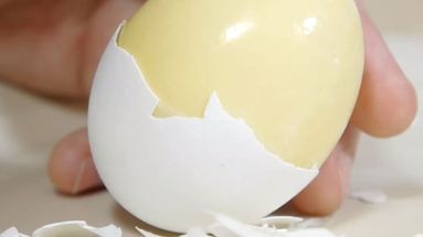 L'instant fastoche – Comment mélanger le jaune et le blanc d'un œuf sans casser la coquille ?