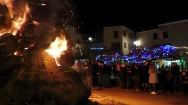 VIDÉO - Fêtes de fin d'année : découvrez les feux de la Nativité, qui illuminent les nuits corses