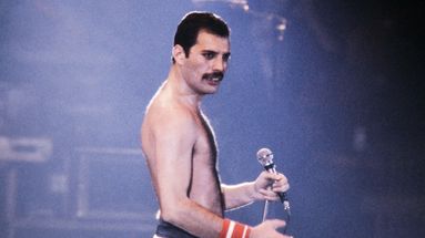 Ventes aux enchères de Queen : qui veut s’offrir le peigne à moustache de Freddie Mercury ?