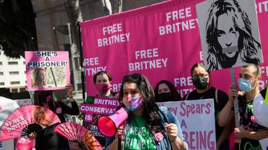 Des militants du mouvement #FreeBritney manifestent devant un tribunal de Los Angeles en mars 2021.