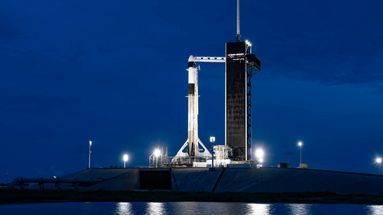 La fusée Falcon 9 sur le pas de tir du Centre spatial Kennedy en Floride