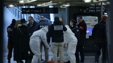Attaque au couteau à Paris : la garde à vue de l'assaillant a repris