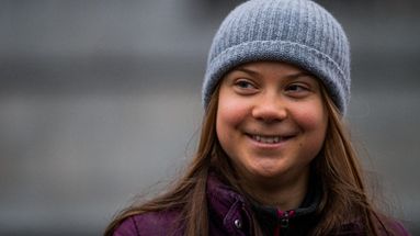 L'activiste climatique suédoise Greta Thunberg manifeste devant le Parlement suédois, à Stockholm, le 19 novembre 2021.