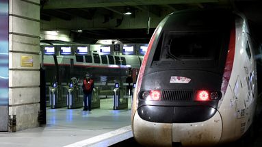 Un TGV à l'arrêt en gare Montparnasse.