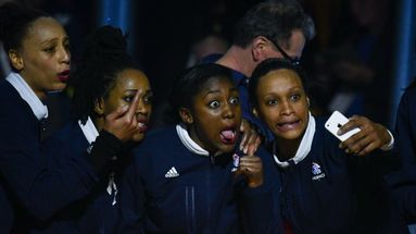 VIDÉO - On a suivi la fête des Bleues après leur titre de championnes du monde de handball