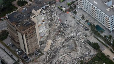 Un immeuble s'est effondré dans la nuit de mercredi à jeudi 24 juin dans la ville de Surfside, à Miami Beach, en Floride, faisant au moins un mort et une cinquantaine de disparus.