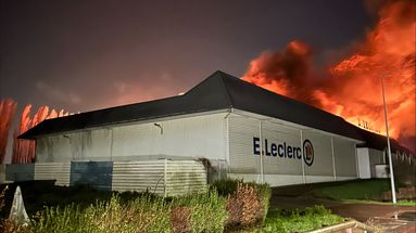 Un incendie ravage le centre commercial E.Leclerc à Honfleur, la piste criminelle évoquée