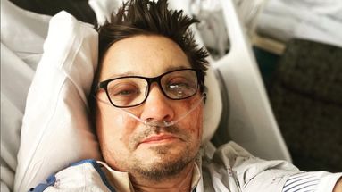 Miraculé, l'acteur Jeremy Renner remercie ses fans depuis son lit d’hôpital