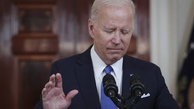 "Fin de citation, répétez la phrase" : Quand Joe Biden lit à voix haute... les consignes de son prompteur