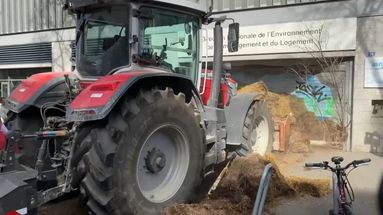 VIDÉO - Colère des agriculteurs : la mobilisation repart partout en France juste avant le Salon de l'agriculture