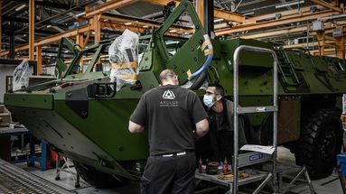 Des ouvriers au service de maintenance des véhicules blindés et militaires d'Arquus, le 18 mai 2021 à Limoges