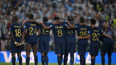 Les Bleus vivent, ensemble, la séance de tirs au but fatidique contre l'Argentine.