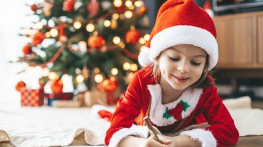 Conseils de psys : faut-il encourager son enfant à envoyer une liste de cadeaux au Père Noël ?