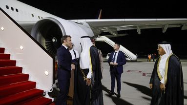Emmanuel Macron reçu à Doha, au Qatar, le 2 décembre 2023