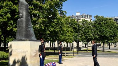 Emmanuel Macron se recueille devant le mémorial du génocide arménien à Paris le 24 avril à Paris