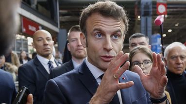Le président Emmanuel Macron lors de sa visite pour la 59e édition du Salon de l'agriculture, qu'il a inauguré à Paris le 25 février 2023. 