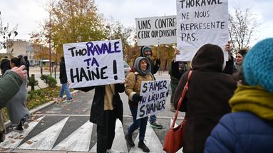 Manifestation contre la maire de Romans-sur-Isère, Marie-Helene Thoraval.