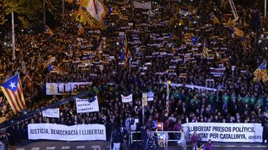 VIDÉO - Catalogne : 750.000 personnes dans les rues pour demander la libération des leaders indépendantistes