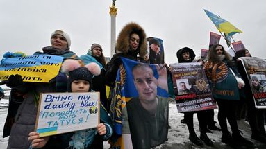 Des proches de militaires ukrainiens retenus en Russie manifestent à Kiev pour demander leur libération.