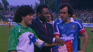 Pelé, entouré de Diego Maradona et Michel Platini, lors du jubilé de l'emblématique numéro 10 français, le 23 mai 1988.