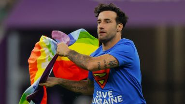 Coupe du monde : le militant italien au drapeau arc-en-ciel banni par la Fifa