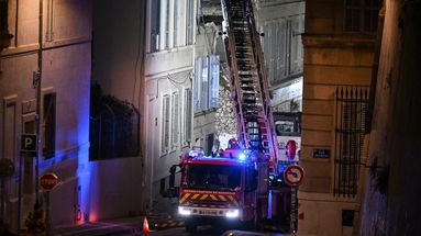 Des pompiers sur le site de l'effondrement d'un immeuble à Marseille, le 10 avril 2023.