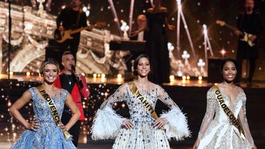 Lou Ruat, Miss Provence, Matahari Bousquet, Miss Tahiti, et Clémence Botino, Miss Guadeloupe, lors de l'élection de Miss France 2020 le 14 décembre 2019 à Marseille.
