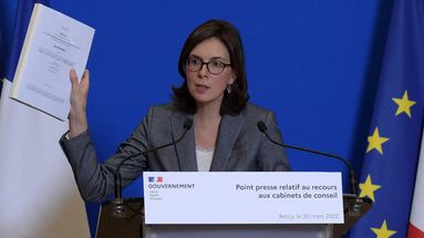 Amélie de Montchalin évoque le rapport du Sénat sur les cabinets de conseil lors d'une conférence de presse, le 30 mars 2022.