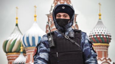 En pleine offensive sur l'Ukraine, le Kremlin serre la vis en Russie