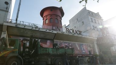 VIDÉO - Paris : les ailes du Moulin Rouge se sont effondrées