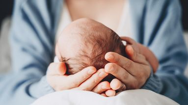 "La fin du modèle du baby-boom" : la chute historique de la natalité sous l’œil d'un démographe 