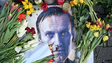 EN IMAGES - L'hommage historique de milliers de Russes à Alexeï Navalny lors de ses funérailles