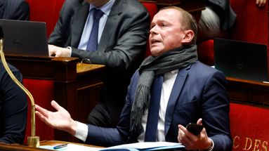 Olivier Dussopt appelant à une suspension de séance après avoir été qualifié d'"assassin" par un député LFI le 13 février 2022 à l'Assemblée.