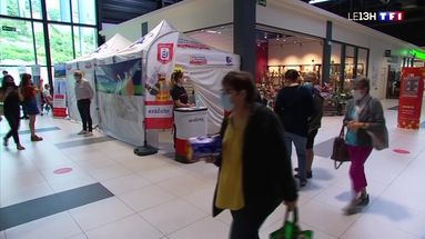 On vaccine devant les caisses des supermarchés en Ardèche