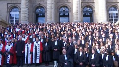 VIDÉO – Une minute de silence pour Robert Badinter sur les marches du Palais de Justice de Paris