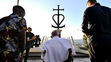 Le pape François le 22 septembre 2023 face au mémorial pour les migrants et les marins perdus en mer à Marseille.