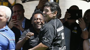 Pelé et Diego Maradona s'étaient réconciliés lors d'un événement à Paris  en 2016.