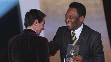 "Il a fait du football un art" : le monde rend hommage au "Roi" Pelé