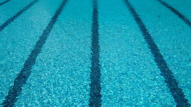 VIDÉO - Prix de l'énergie : ouverture en eau froide, bâche intérieure... les piscines et les nageurs s'adaptent