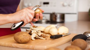 Faut-il éplucher ses pommes de terre avant cuisson ?