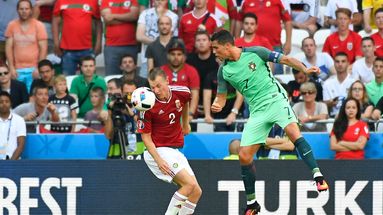 Le Portugais Cristiano Ronaldo face au Hongrois Adam Lang lors de l'Euro 2016.
